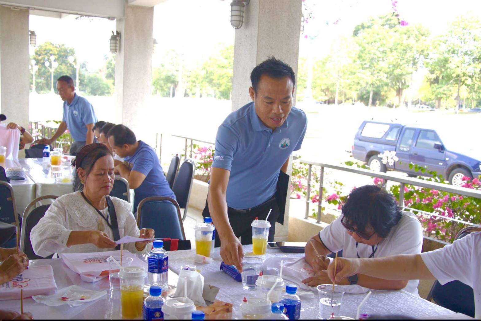 title - ผอ.ศพส. ห้การต้อนรับ คณะผู้บริหาร พนักงาน และสื่อมวลชน จาก บริษัท ทิพยประกันภัย จำกัด (มหาชน) พร้อมนำคณะเข้าเยี่ยมชมนิทรรศการสืบสาน สายธาร สร้างงาน หัตถศิลป์ ณ ศูนย์ส่งเสริมและพัฒนาอาชีพเสริมนอกภาคการเกษตร (ศูนย์ศิลปาชีพ บางไทรฯ (เดิม)) 